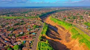 Illustration of urban gullies threatening residential areas in the Democratic Republic of the Congo.